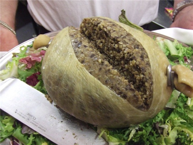 Haggis (Scotland): Món ăn truyền thống của người Scotland này có vẻ ngoài không bắt mắt nhưng có vị khá ngon. Nội tạng cừu được trộn với hành, mỡ cừu, yến mạch, nước ninh xương và gia vị, nhồi vào dạ dày cừu sau đó hấp chín. Ảnh: Businessinsider.