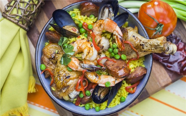 Paella (Tây Ban Nha): Paella có nguồn gốc từ Valencia, ban đầu chỉ là món giá rẻ, no bụng dành cho nông dân, gồm cơm, rau và thịt thỏ vụn. Ngày nay, Paella có thêm nhiều nguyên liệu phong thú, như xúc xích cay, hải sản.