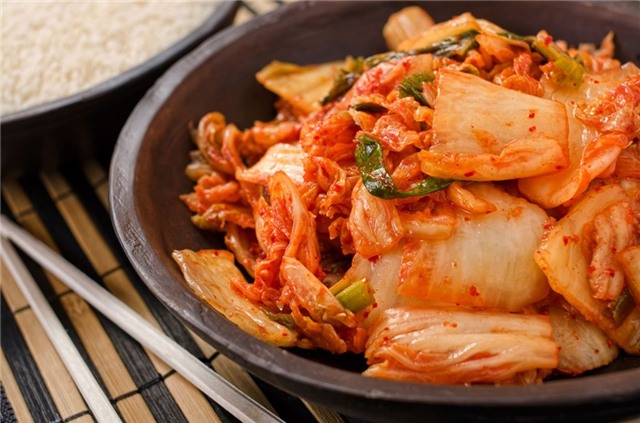 Kim chi (Hàn Quốc): Món ăn truyền thống của xứ Phù Tang này có lịch sử lâu đời, mỗi mùa lại có một loại kim chi khác nhau. Rau củ được ngâm ớt, nước muối, dừng, tỏi và để lên men. Ước tính Hàn Quốc có tới 187 loại kim chi. Ảnh: Oogeewoogee.