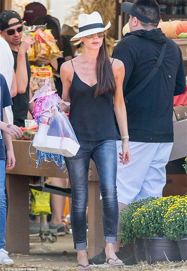 2DDEC25800000578-3293611-Attention_to_detail_With_her_sleek_brunette_tresses_swept_into_a-a-30_1446045283611-1e0b7