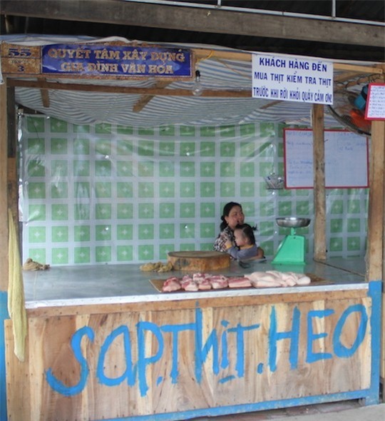 Sạp thịt heo nhỏ của vợ chồng anh Lương bị cơ quan chức năng ở Vĩnh Long