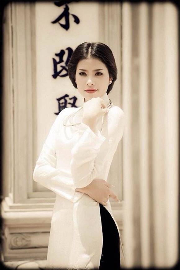 Hoa hậu Phạm Hương đẹp nền nã trong tà áo dài 1