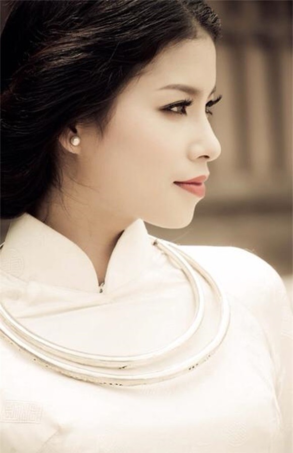 Hoa hậu Phạm Hương đẹp nền nã trong tà áo dài 10