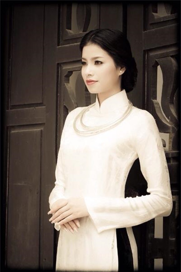 Hoa hậu Phạm Hương đẹp nền nã trong tà áo dài 7