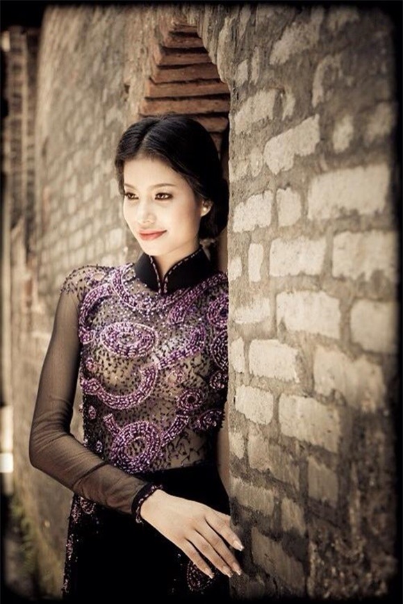 Hoa hậu Phạm Hương đẹp nền nã trong tà áo dài 6