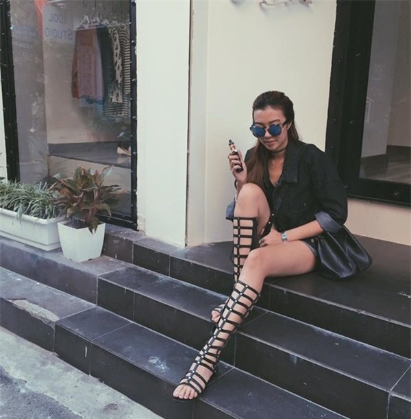 vẻ dẹp “chét nguòi” của tình mói ben cạnh mạc hòng quan hinh anh 2