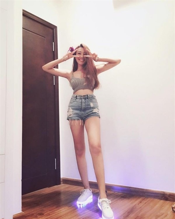 vẻ dẹp “chét nguòi” của tình mói ben cạnh mạc hòng quan hinh anh 3