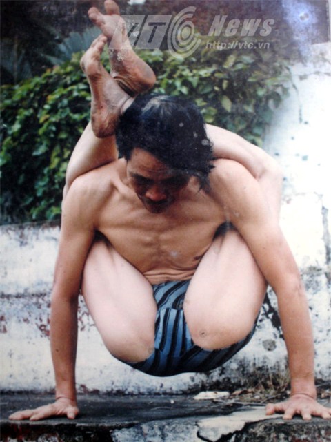 Ông Trường tập yoga với tư thế khó