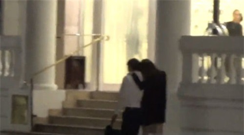 Bố ca sĩ Hà Hồ thân thiết với