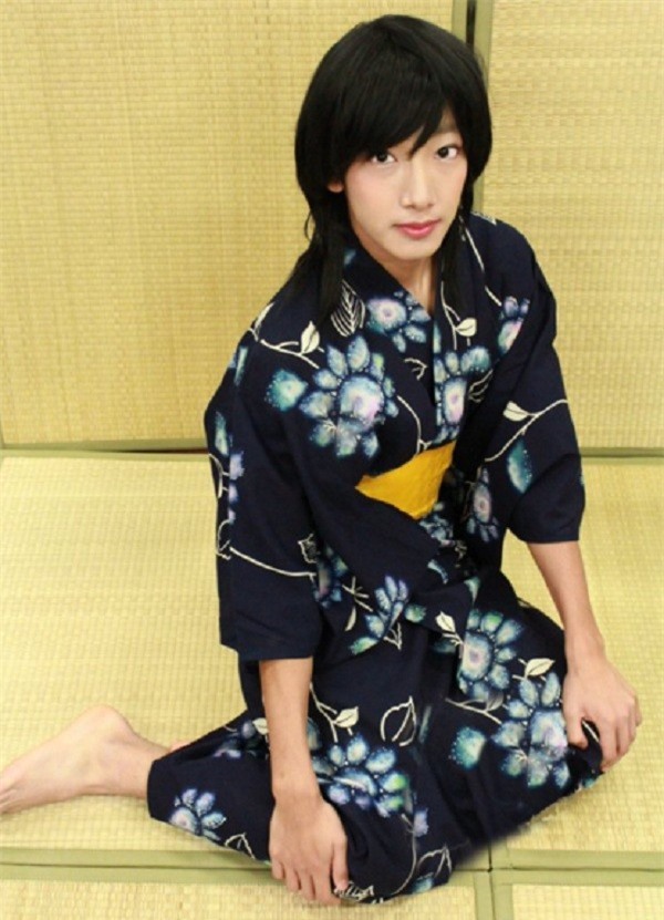 cuoc-thi-gia-gai-cua-nam-sinh-Nhat-5-683eb