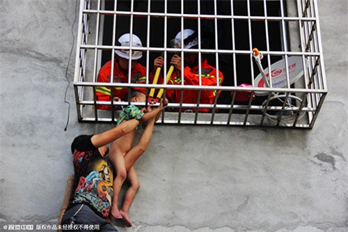 Mẹ đi chợ, con kẹt đầu lơ lửng giữa ‘chuồng cọp’ chung cư - 1