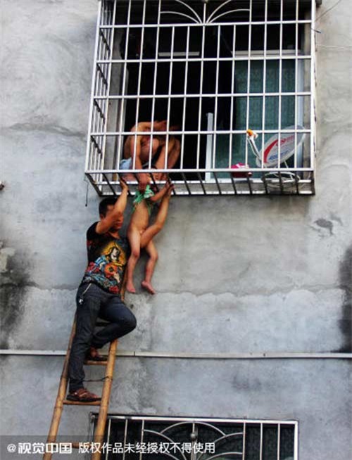 Mẹ đi chợ, con kẹt đầu lơ lửng giữa ‘chuồng cọp’ chung cư - 2