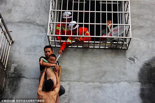 Mẹ đi chợ, con kẹt đầu lơ lửng giữa ‘chuồng cọp’ chung cư - 4