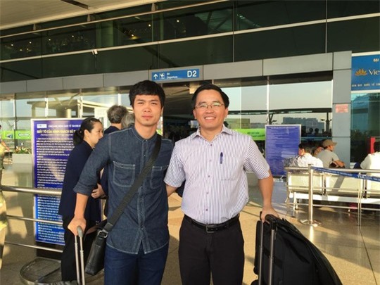 Công Phượng và trưởng đoàn CLB HAGL Nguyễn Tấn Anh tại sân bay Tân Sơn Nhất sáng 30-10