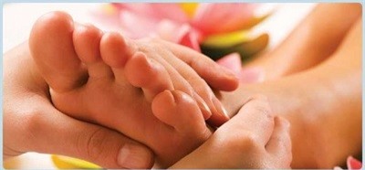 Massage bàn chân sau khi đi giày giúp tăng lượng máu lưu thông.