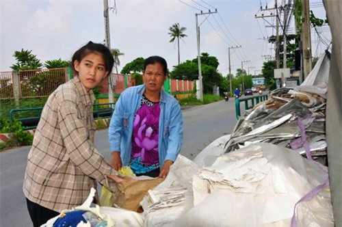 hoa hau “nhat rac” khong bi tuoc ngoi vi du gian doi hinh anh 6