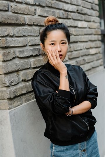 Bạn gái Hàn Quốc mê mẩn màu nail như kính vỡ - 1