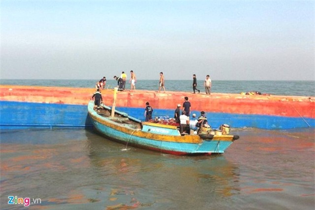 Hiện trường cứu hộ vụ chìm tàu, 5 người mất tích