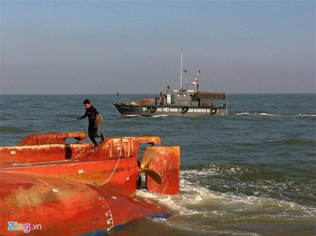 Sáng 31/10, công tác cứu hộ đang được tiến hành khẩn trương, 6 tàu cứu hộ cùng một số tàu cá của ngư dân đã tiếp cận hiện trường, tích cực tìm kiếm các nạn nhân.