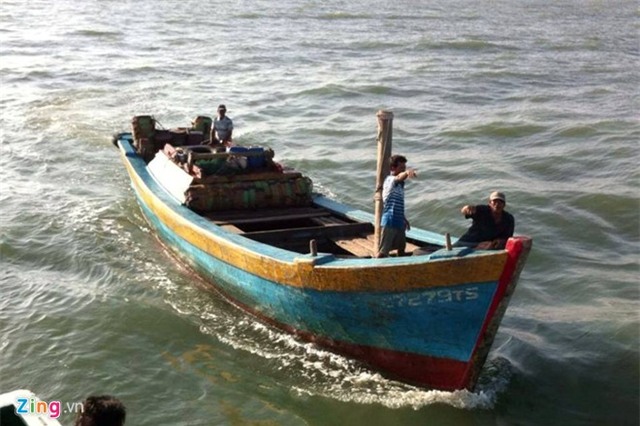6 tàu cứu hộ cùng một số tàu cá của ngư dân đã tiếp cận hiện trường, tích cực tìm kiếm các nạn nhân.