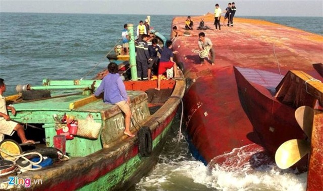 Tiếp cận con tàu gặp nạn.