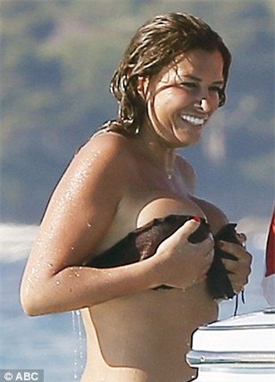 vòng 1 ngoại cõ của co nàng vùa “cám sùng” van der vaart hinh anh 14