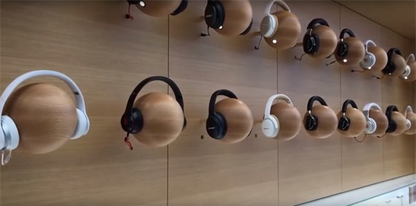 and-headphones-fr-af467