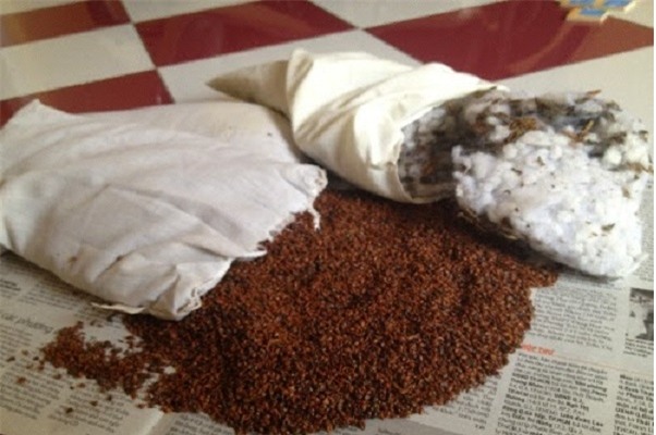 Sử dụng gối thảo dược dễ gây dị ứng nặng cho trẻ. Ảnh: P.T