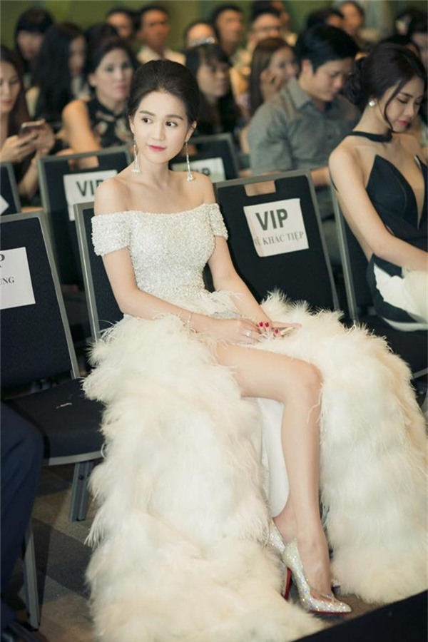 Váy áo tôn vóc dáng 'Cô gái đẹp nhất thế giới' - VnExpress Giải trí
