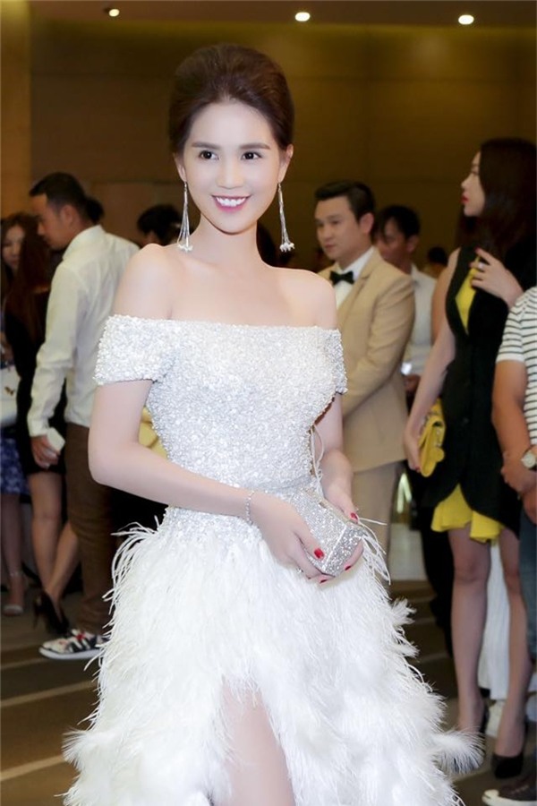 Hà Hồ đụng váy thiết kế với Ngọc Trinh  Tin tức Online