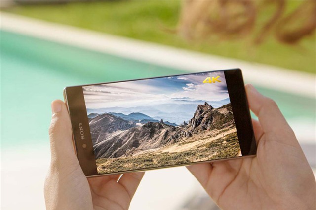 Khi tiêu chuẩn Quad HD đã không còn gì lạ lẫm và thời đại 4K cũng đã tiến tới rất gần, năm 2015 cũng là năm đầu tiên chứng kiến mức giới hạn 800 PPI bị phá vỡ.