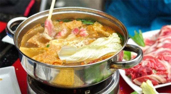 Nồi nước lẩu vừa mang ra đã có vị thơm ngào ngạt chắc chắn đã được pha thêm hóa chất tạo mùi