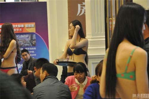 khach ngo ngang khi duoc mau mac bikini phuc vu hinh anh 4