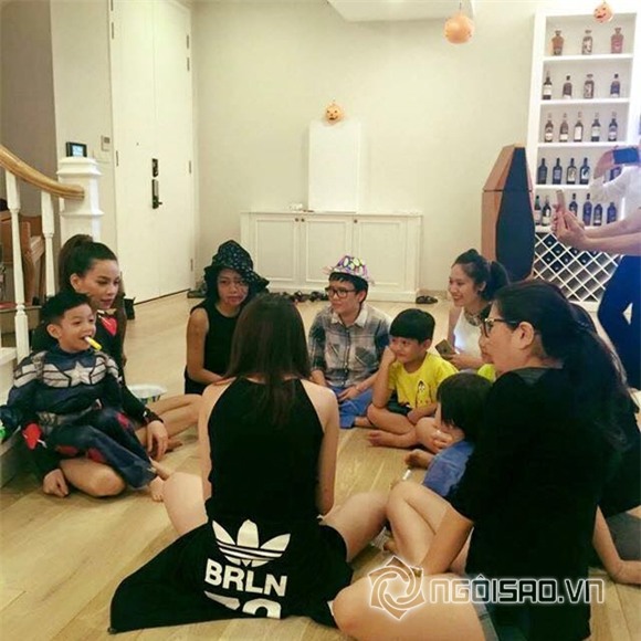 Hà Hồ nhí nhảnh mở tiệc đón Halloween cùng con trai 4