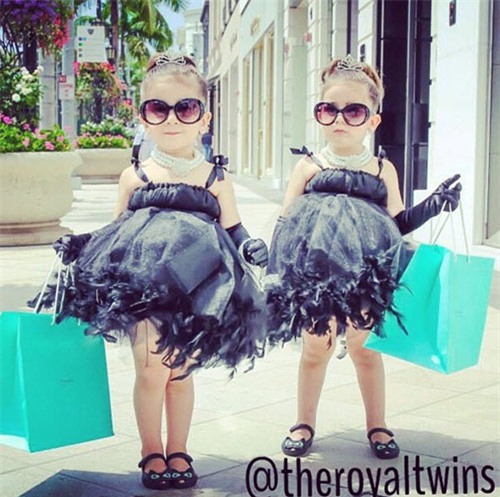 Cuộc sống sang chảnh của cặp song sinh “chỉ mặc hàng hiệu” - 1