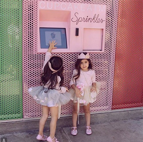 Cuộc sống sang chảnh của cặp song sinh “chỉ mặc hàng hiệu” - 11