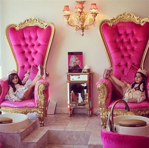 Cuộc sống sang chảnh của cặp song sinh “chỉ mặc hàng hiệu” - 12