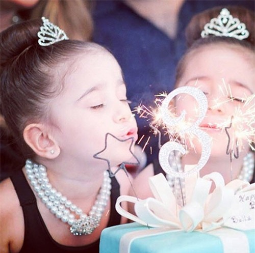 Cuộc sống sang chảnh của cặp song sinh “chỉ mặc hàng hiệu” - 2