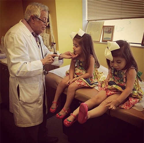 Cuộc sống sang chảnh của cặp song sinh “chỉ mặc hàng hiệu” - 3