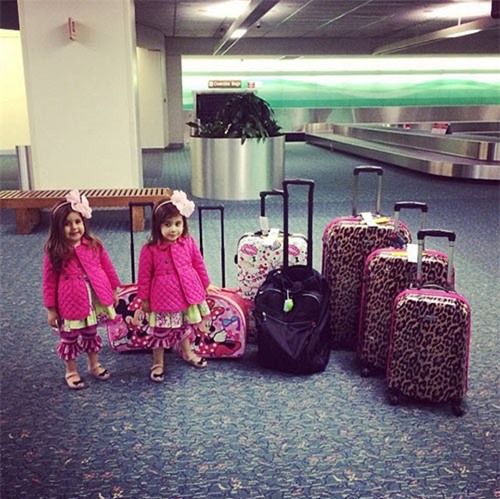 Cuộc sống sang chảnh của cặp song sinh “chỉ mặc hàng hiệu” - 6