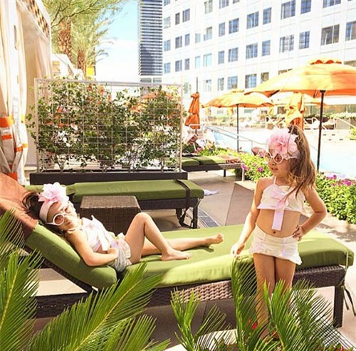 Cuộc sống sang chảnh của cặp song sinh “chỉ mặc hàng hiệu” - 8