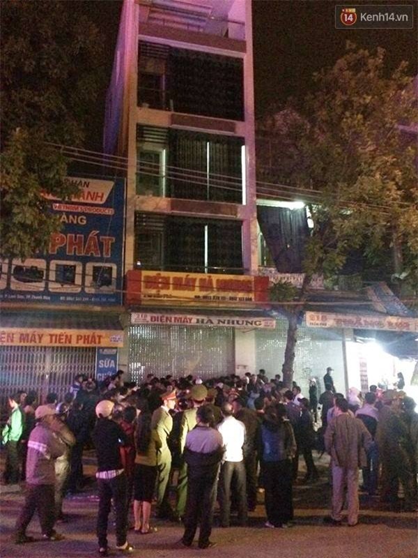Người dân tập trung đông trước căn nhà xảy ra vụ việc