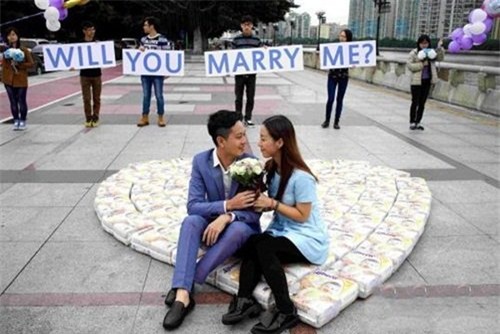 ban gai co thai, chang trai cau hon bang 4500 chiec ta hinh anh 1