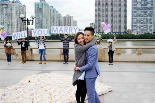 ban gai co thai, chang trai cau hon bang 4500 chiec ta hinh anh 2