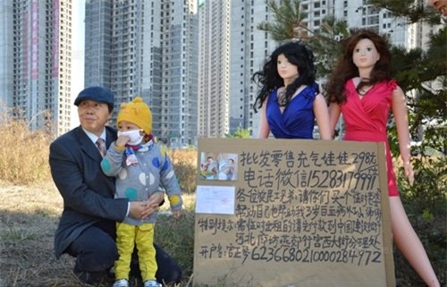 ba ngoai ban bup be tinh duc lay tien ghep tuy cho chau hinh anh 1