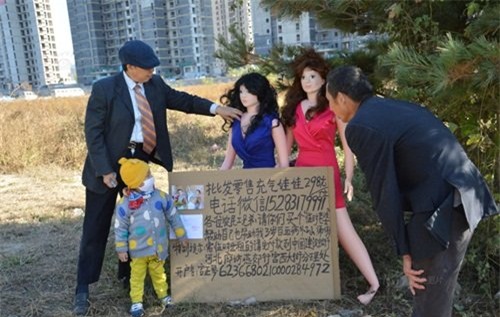 ba ngoai ban bup be tinh duc lay tien ghep tuy cho chau hinh anh 2