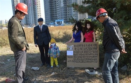 ba ngoai ban bup be tinh duc lay tien ghep tuy cho chau hinh anh 3