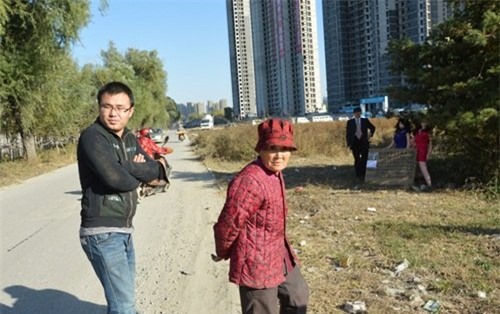 ba ngoai ban bup be tinh duc lay tien ghep tuy cho chau hinh anh 4