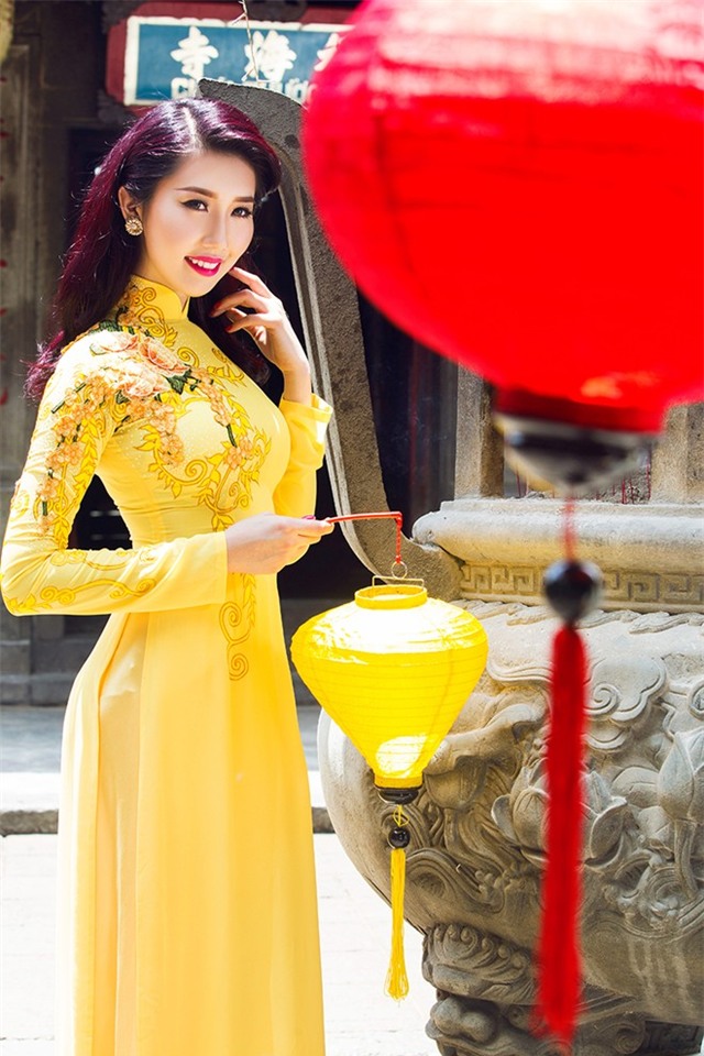 Lê Huỳnh Thúy Ngân duyên dáng trong áo dài mùa thu