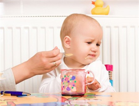 Sai lầm khi mẹ cho con ăn dặm